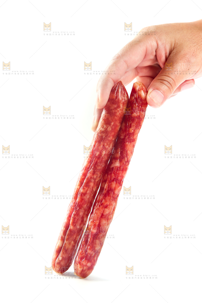 手里拿着广味腊肠