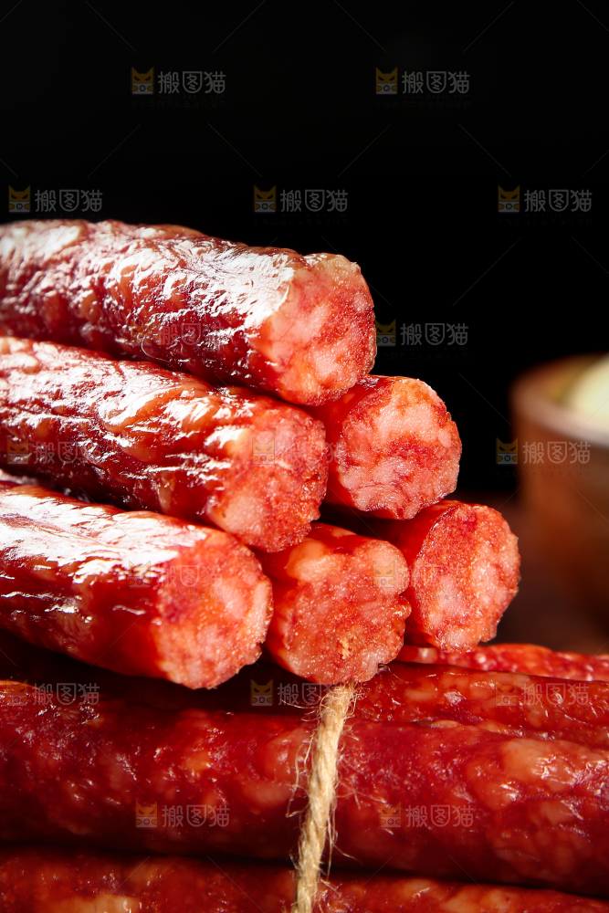 堆放着的广式腊肠