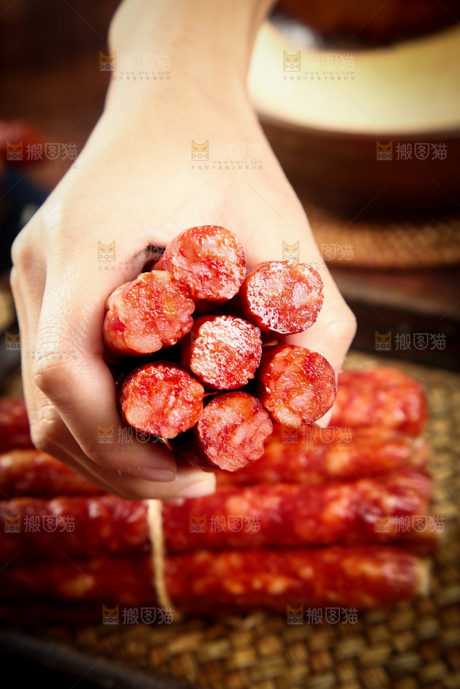 手里拿着广味腊肠