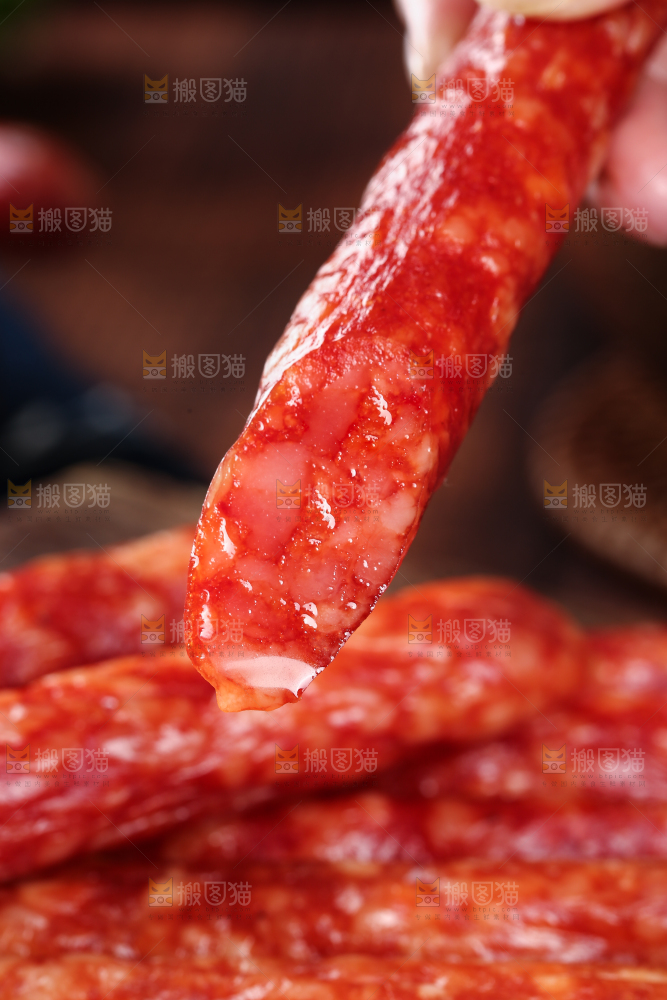 手里拿着广味腊肠