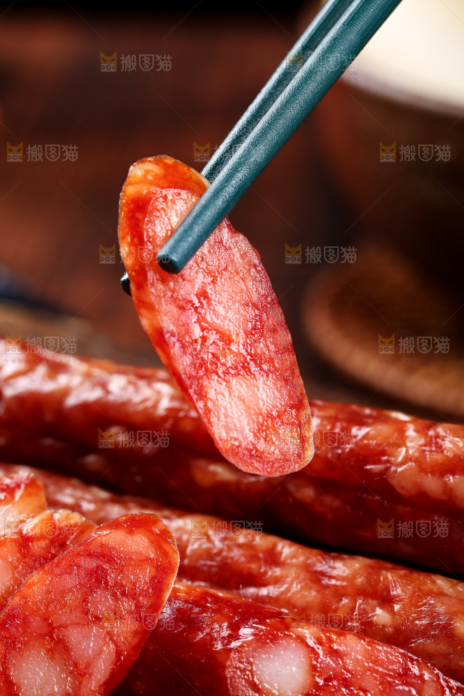 筷子上夹着广式腊肠