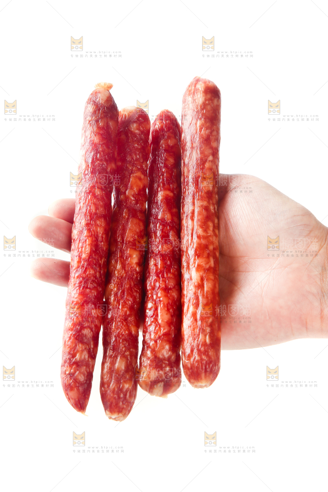 手里拿着广味腊肠