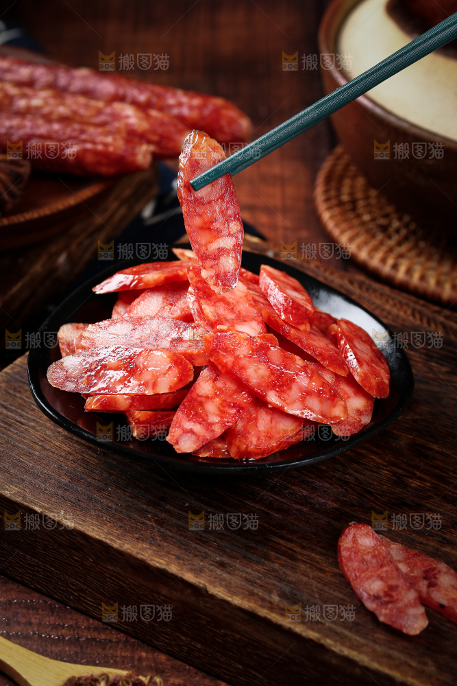 筷子上夹着广式腊肠