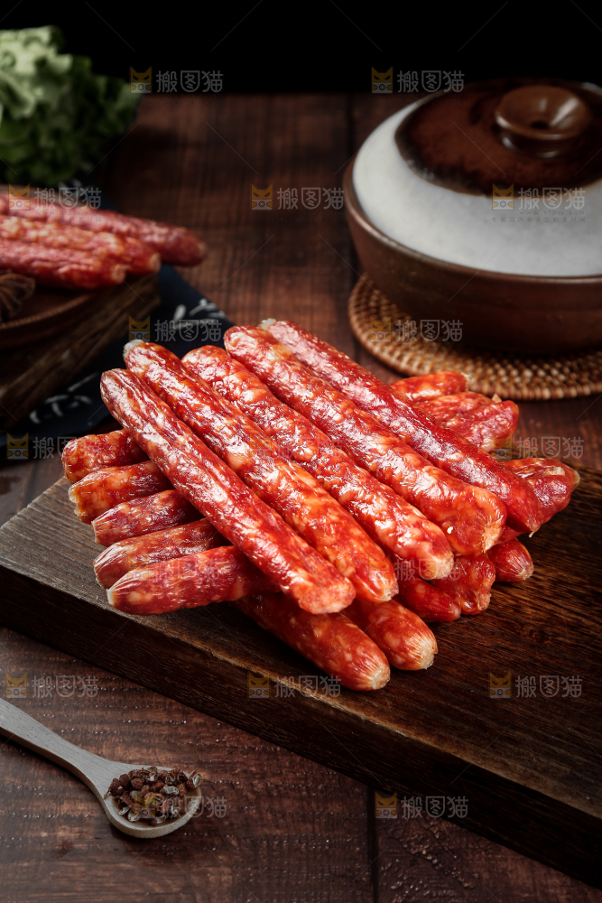 木底上放着广式腊肠