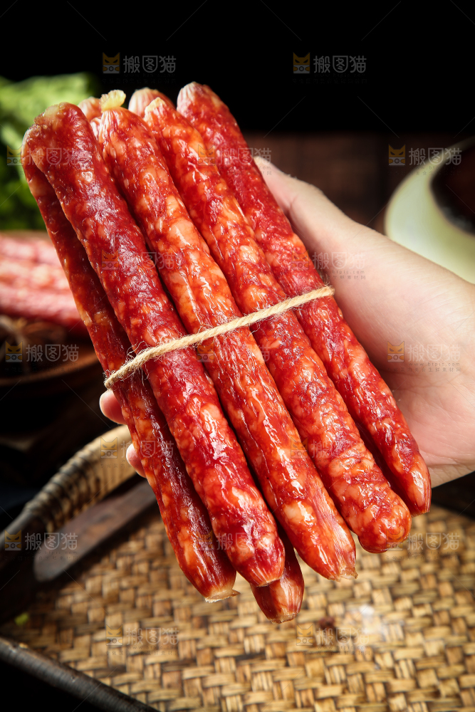手里拿着广味腊肠