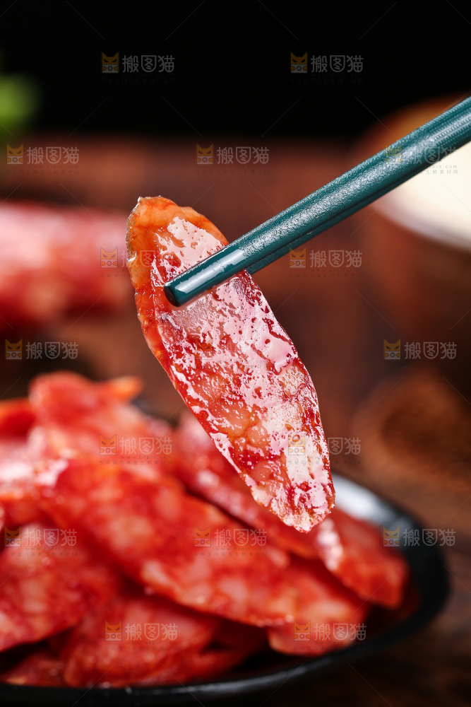 筷子上夹着广式腊肠