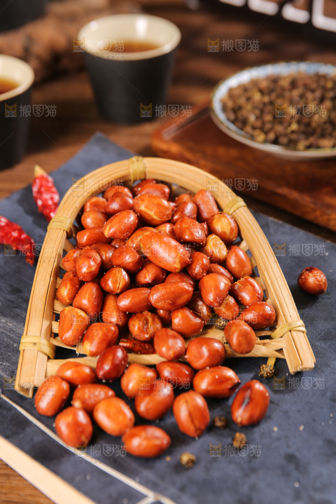 深底上的一篮油炸花生米