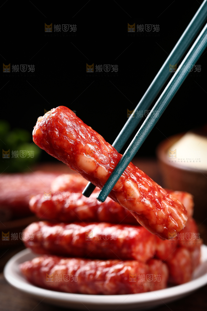 筷子上夹着广味腊肠