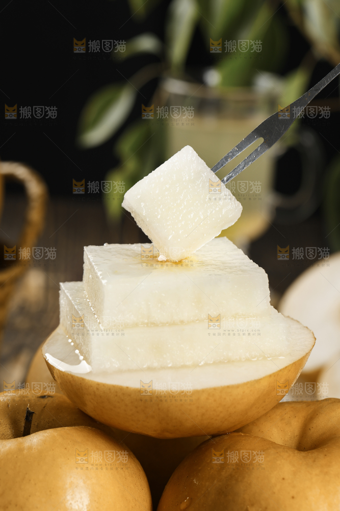 叉子插着秋月梨果肉