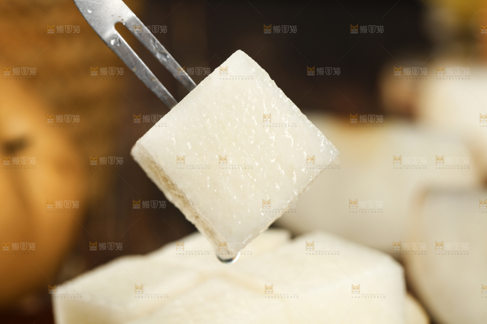 叉子插着秋月梨果肉