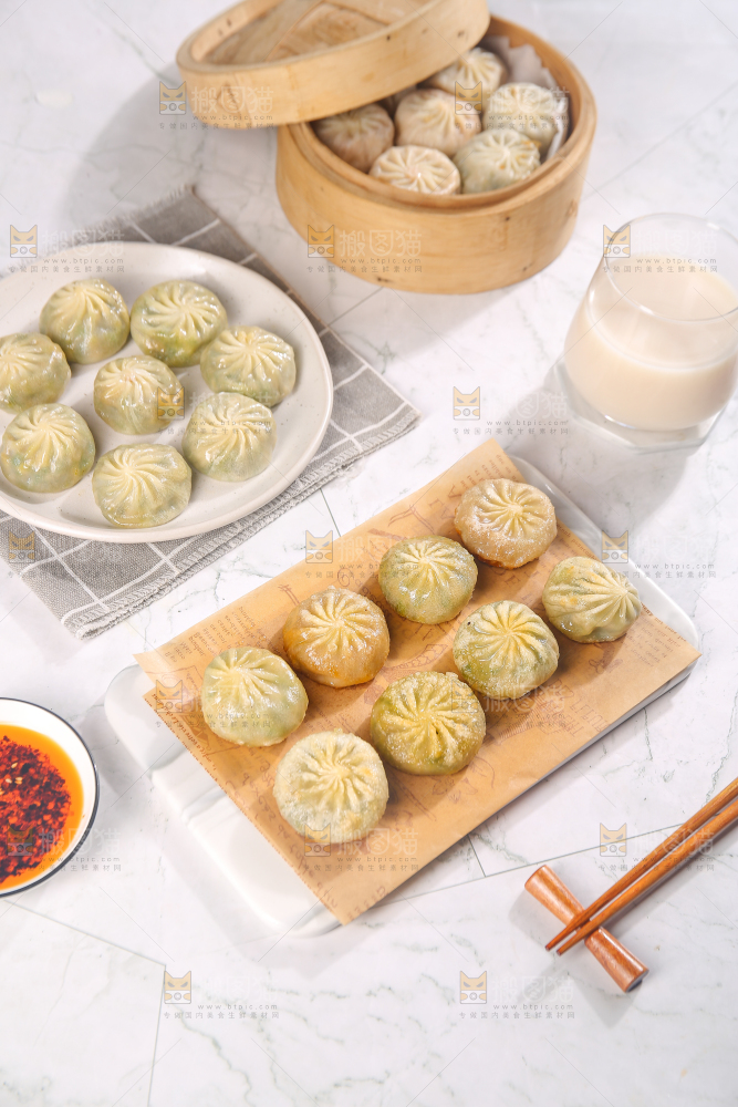 油纸上摆放着的小包子