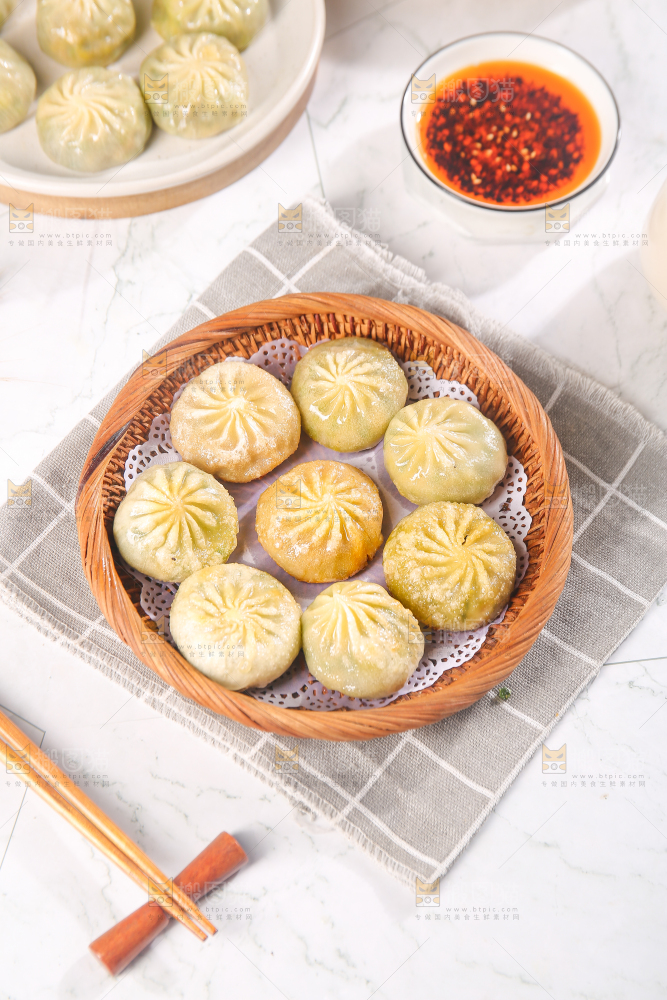 格子布上的一篮小煎包