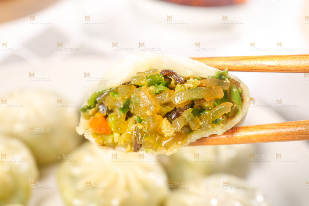 筷子上夹着粉丝包子