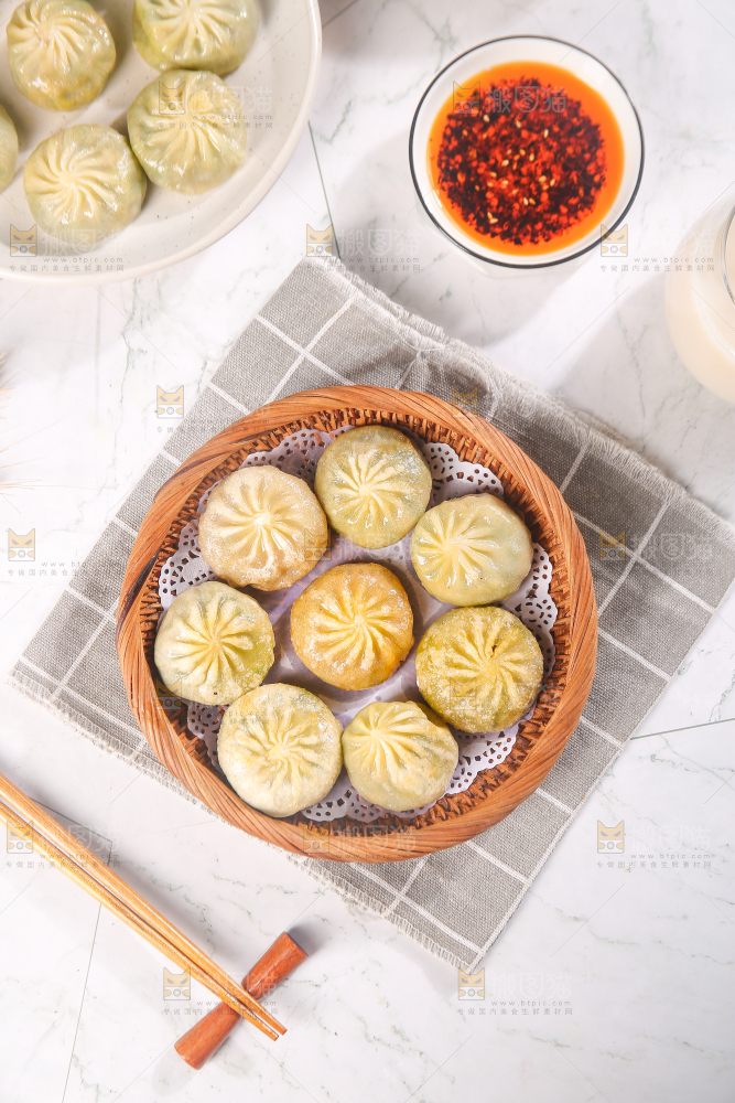 格子布上的一篮小煎包