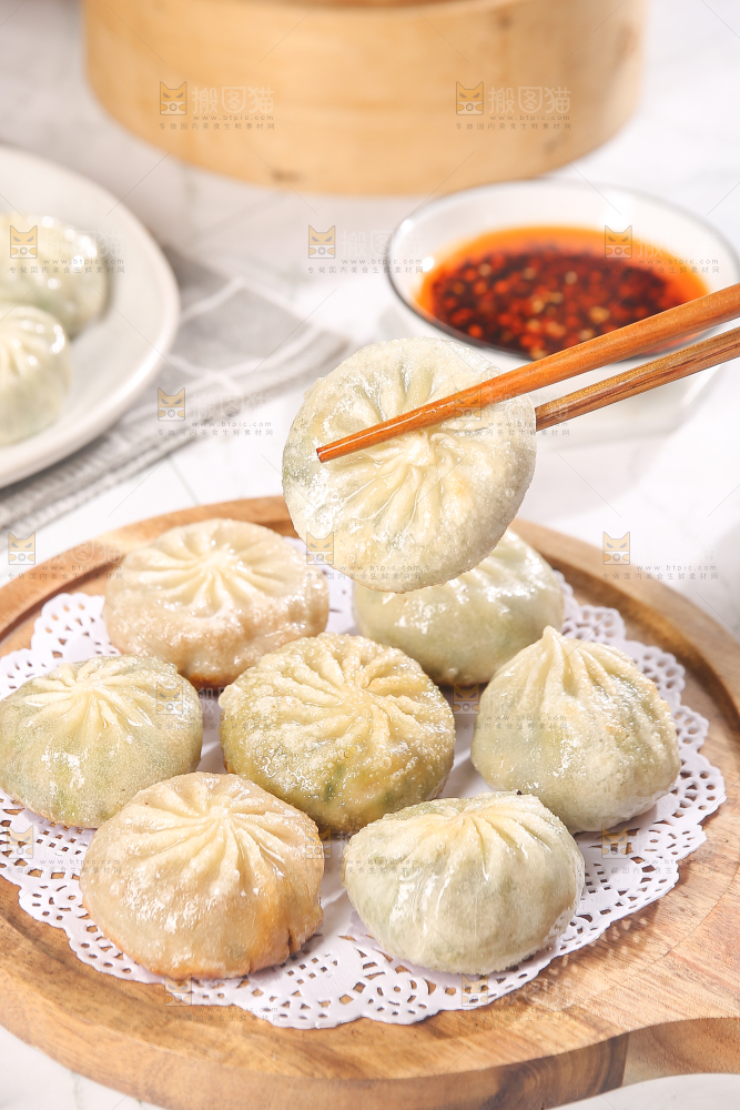 筷子上夹着小包子