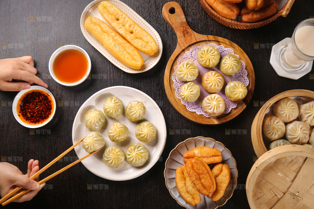 筷子上夹着包子