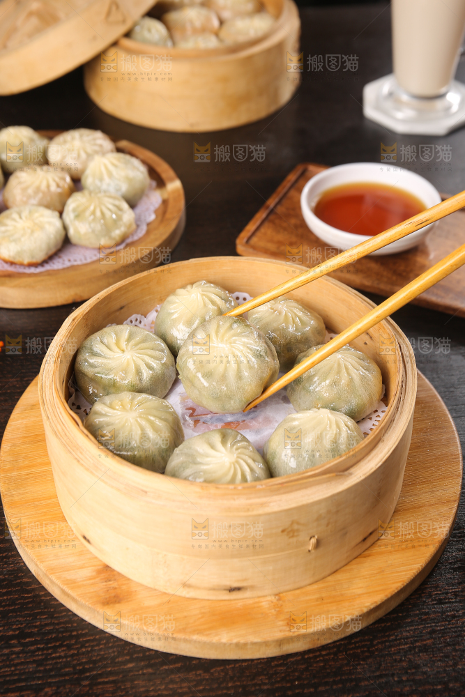 筷子上夹着粉丝包子