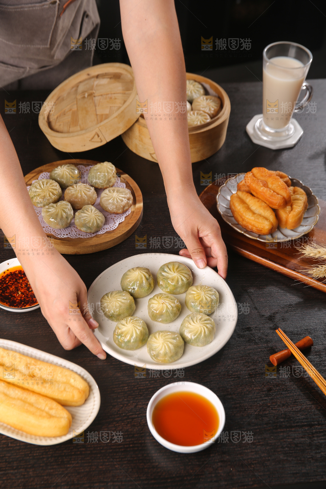 手端着一盘小包子