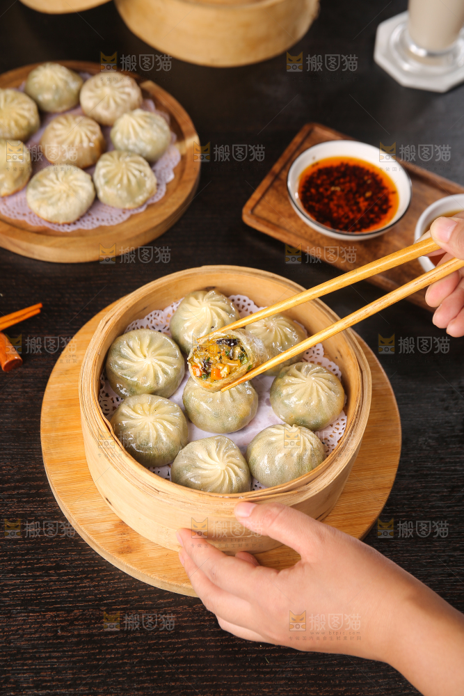 筷子上夹着粉丝包子