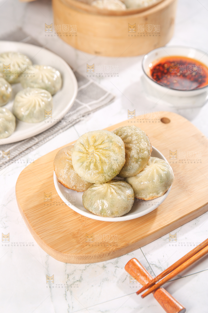 木板上的一碟包子