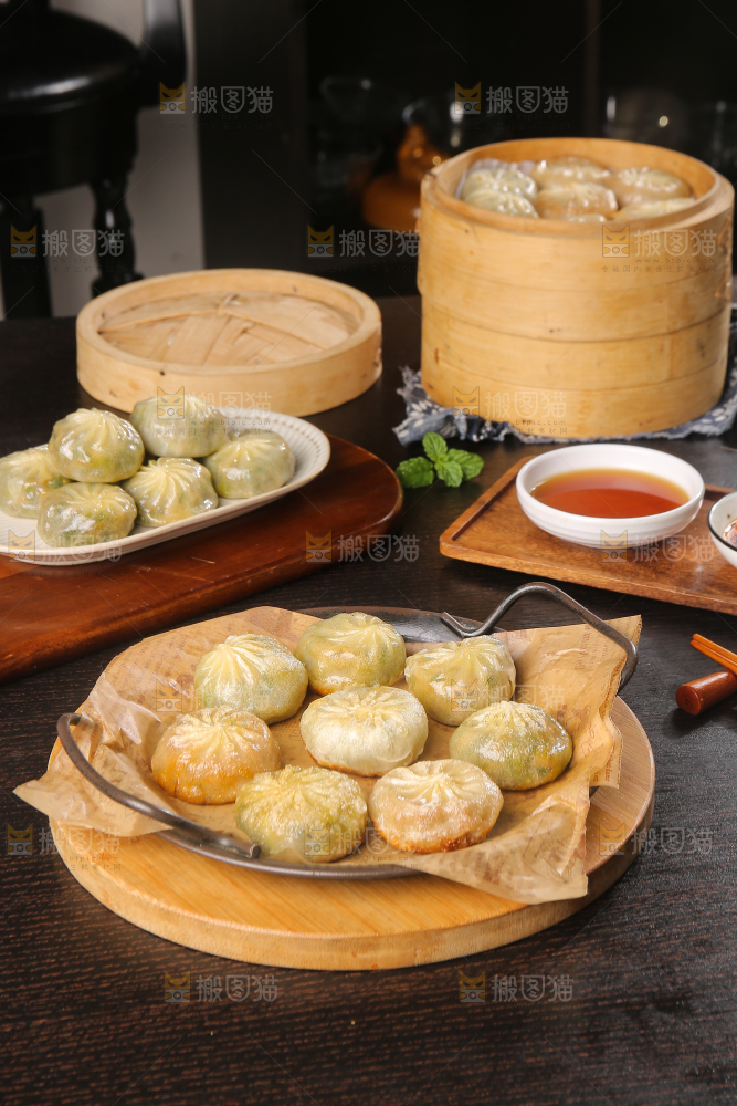 深底上摆放着的煎包子