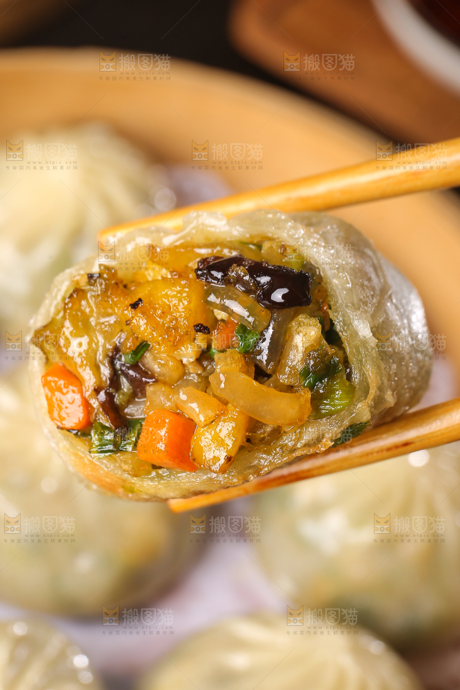 筷子上夹着粉丝包子