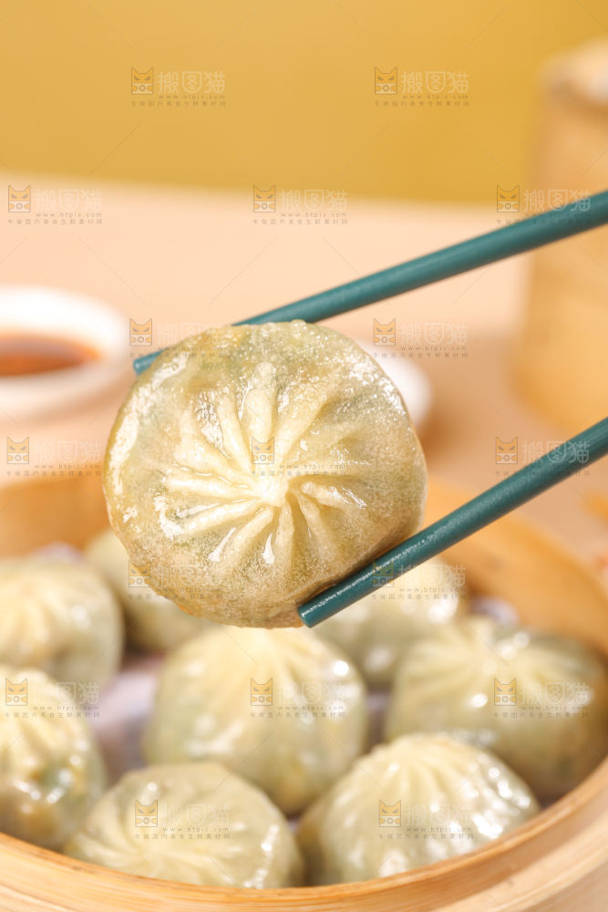 筷子上夹着粉丝包子