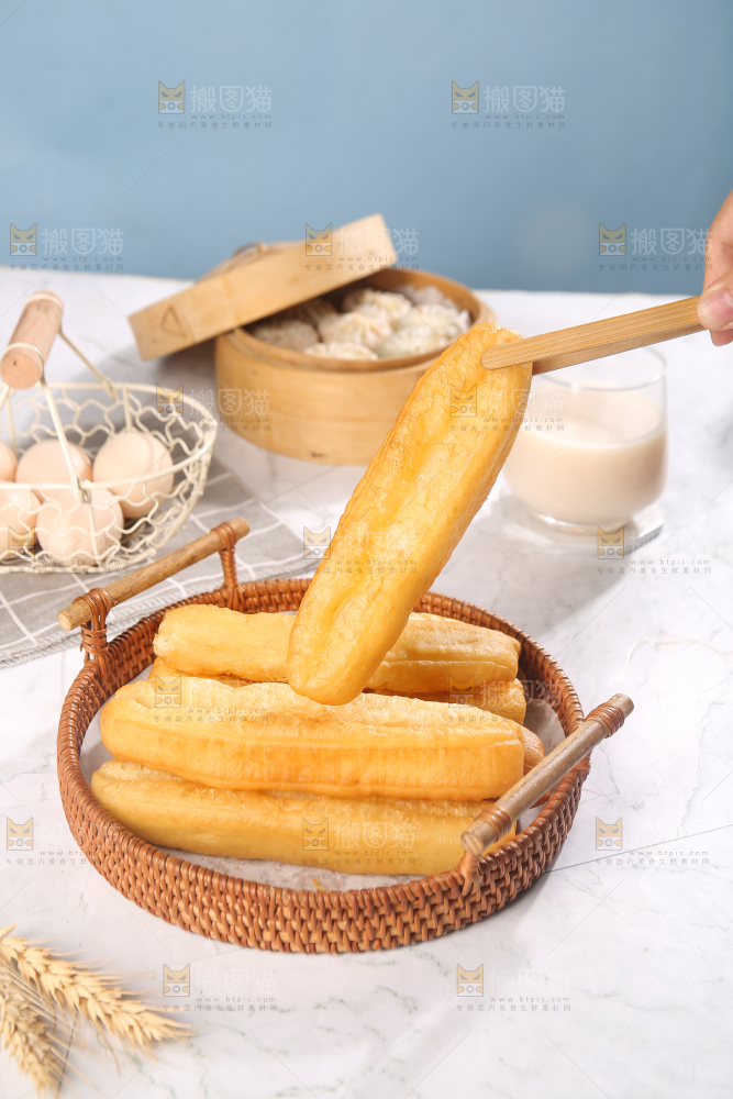 篮子里的香脆油条