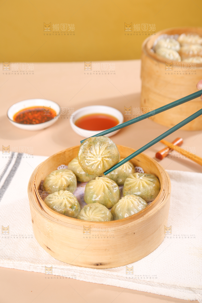 筷子上夹着粉丝包子