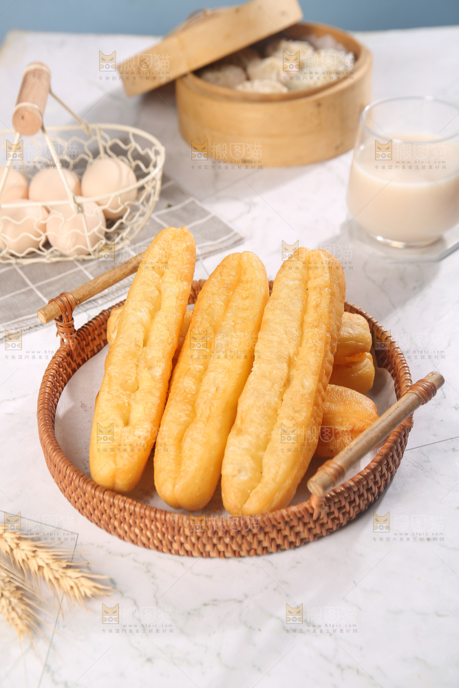 篮子里的香脆油条