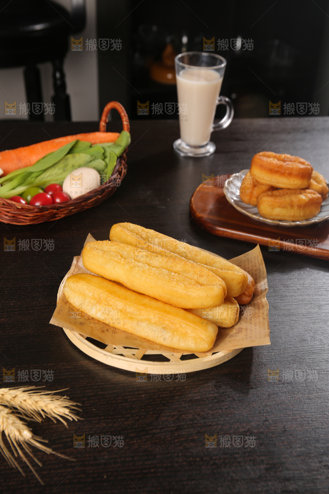 深底上的一篮油条