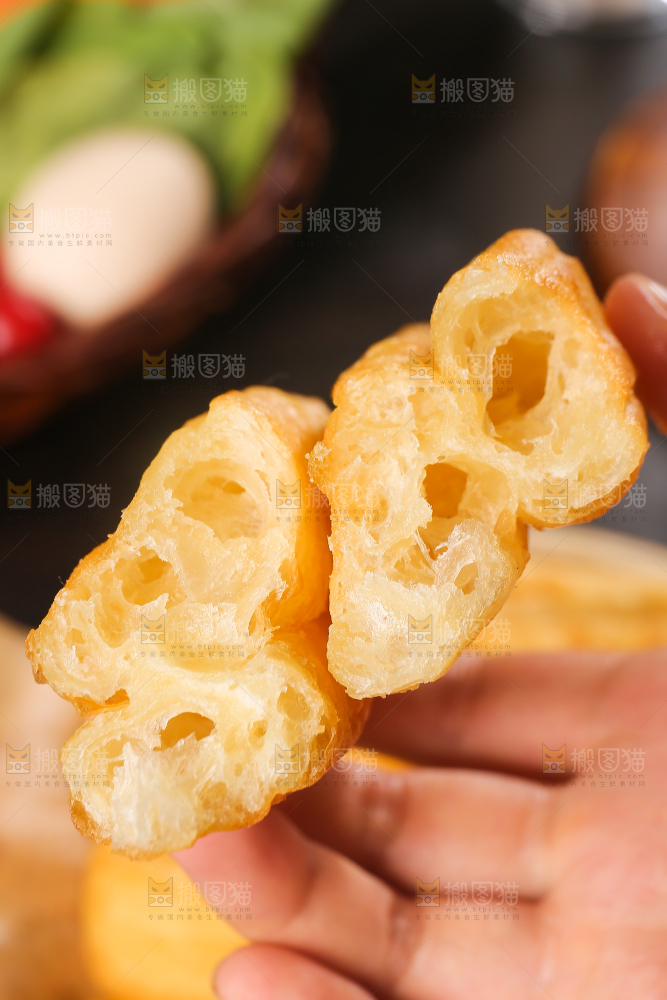 手里拿着掰开的油条