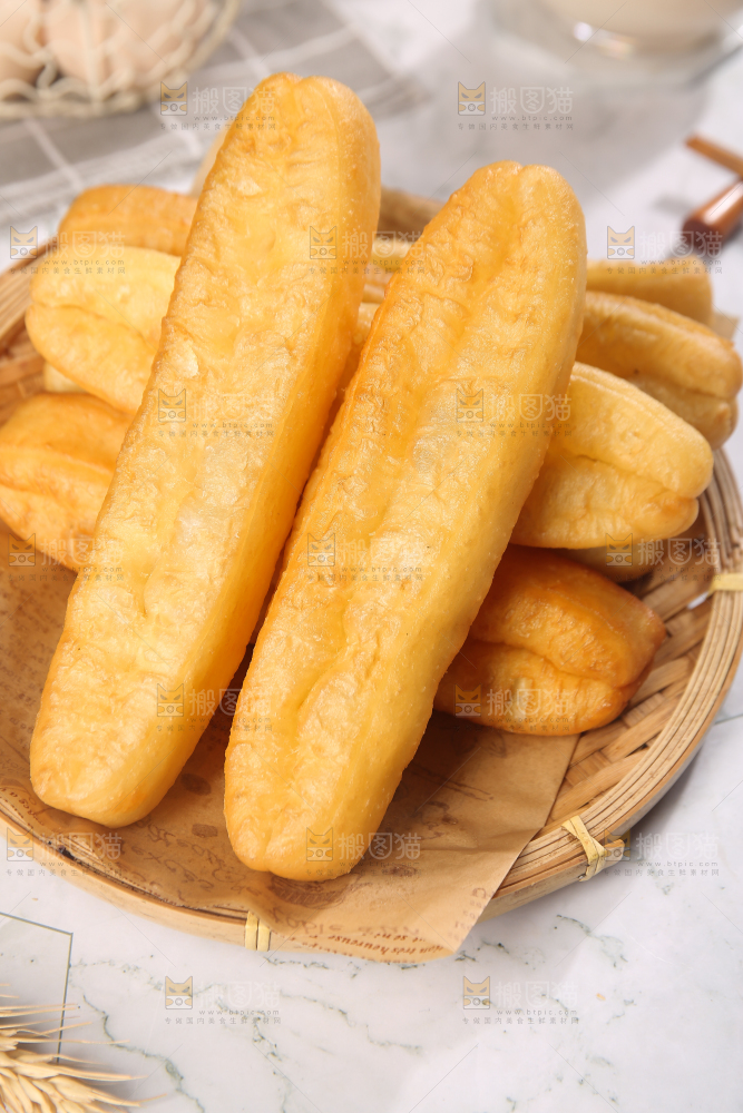 篮子里的香脆油条