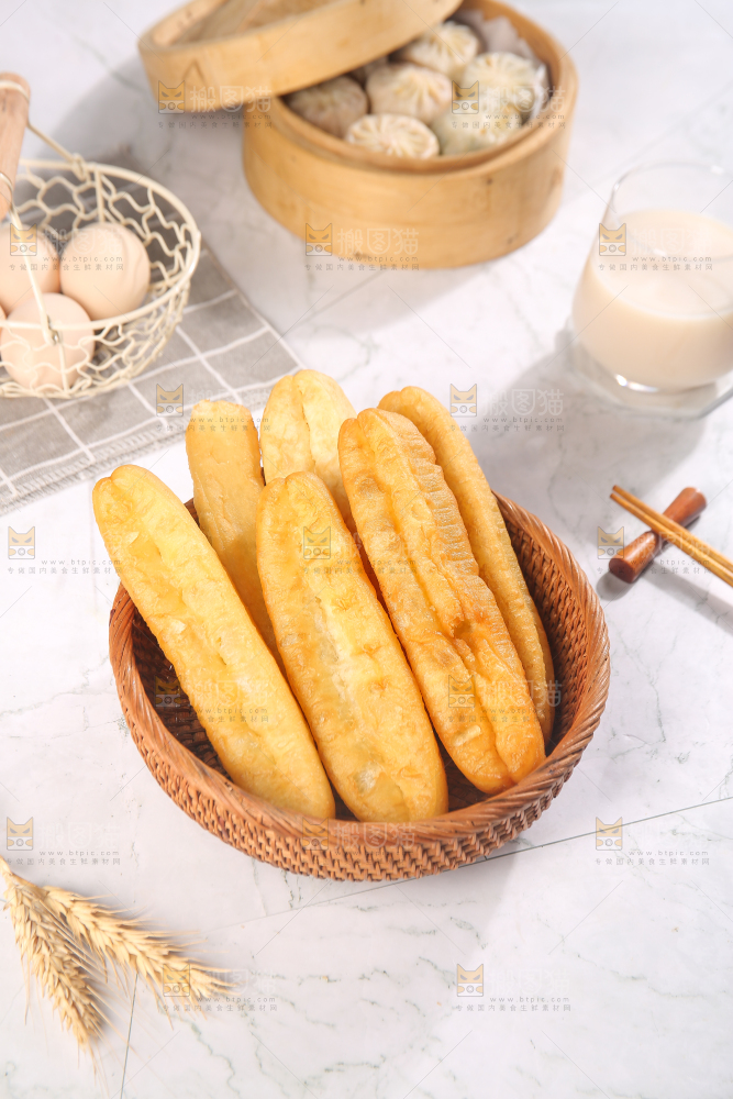 篮子里的香脆油条