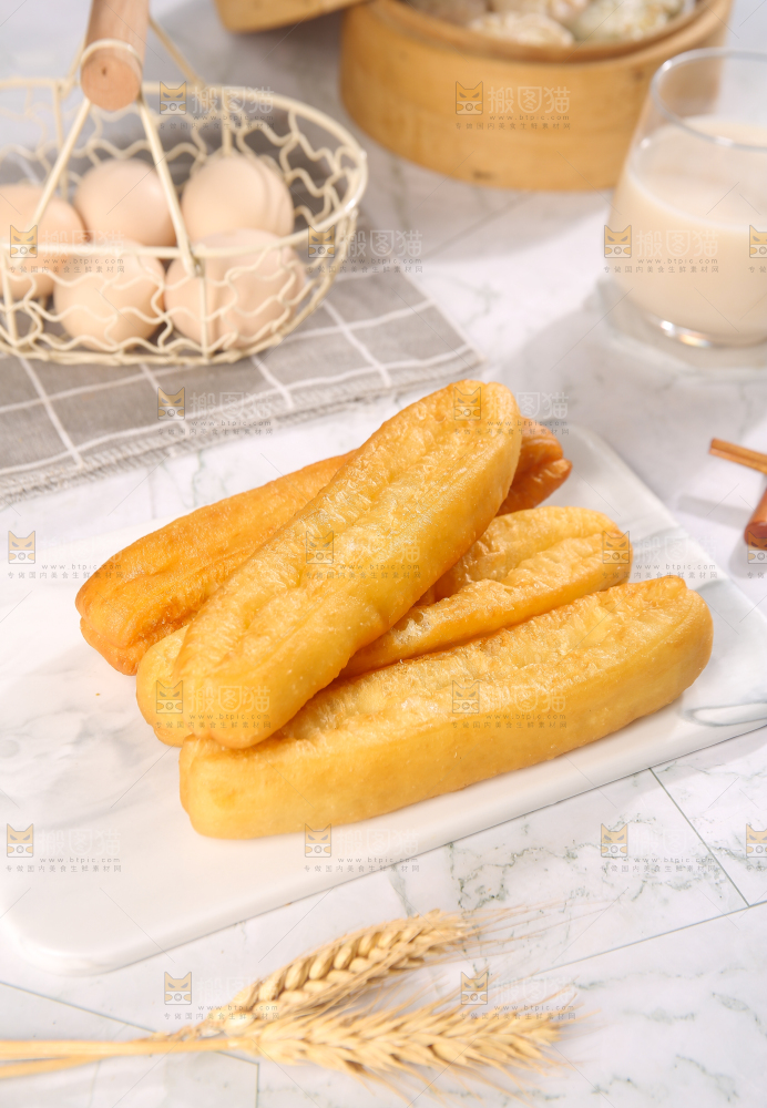 浅底上的一盘炸油条