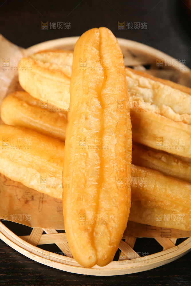 深底上的一篮油条