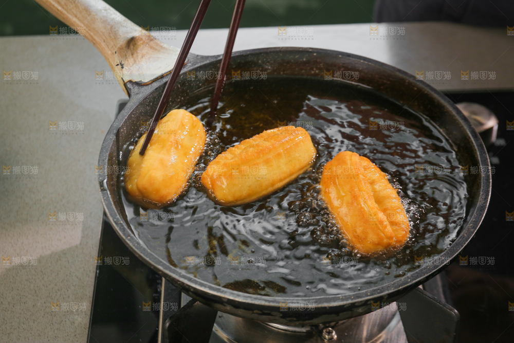 油锅里正在炸着油条