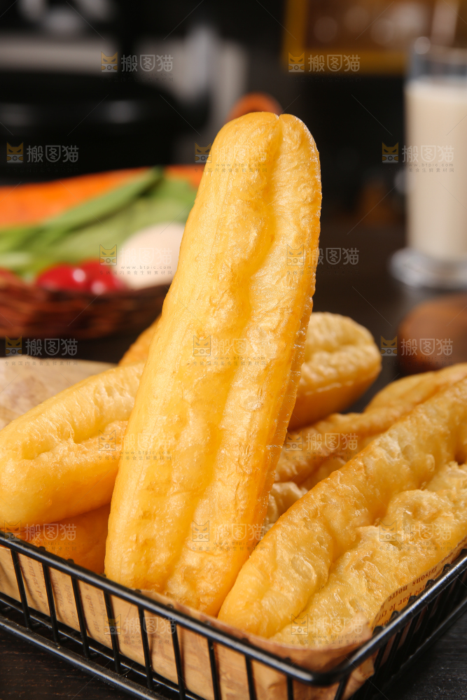 深底上的一筐油条