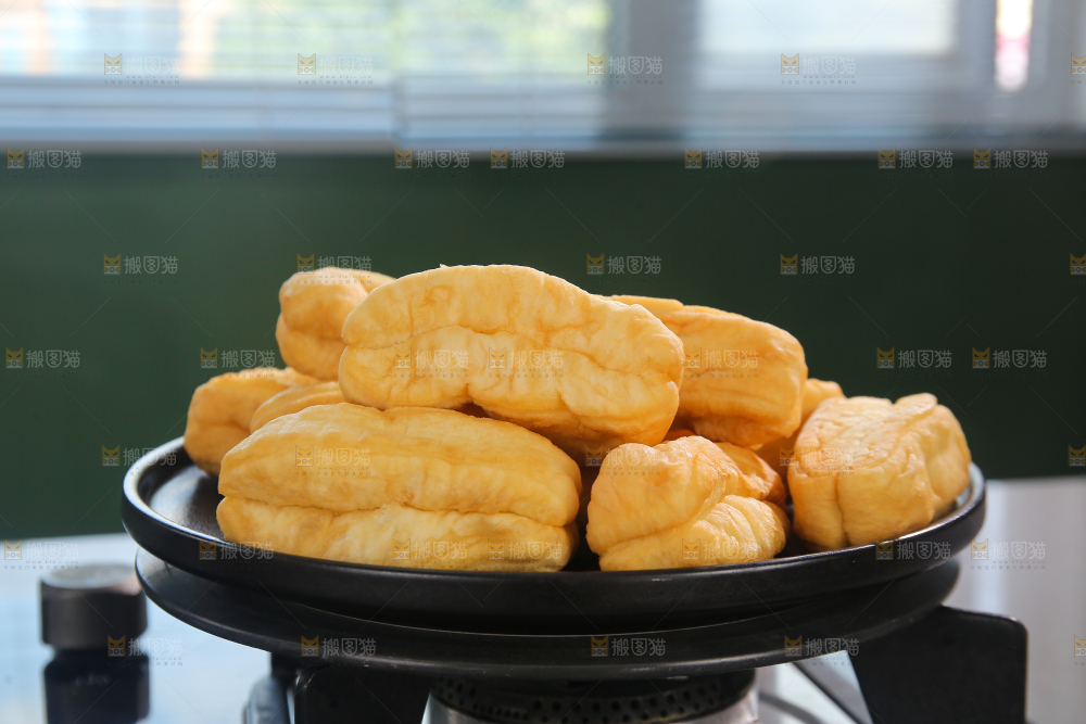 盘子里的香酥炸油条