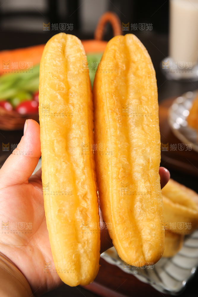 手里拿着香酥油条