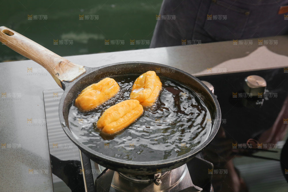 油锅里正在炸着油条