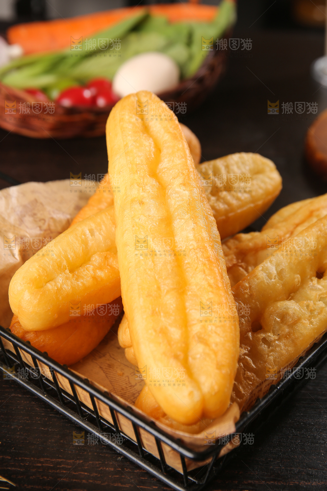 深底上的一筐油条