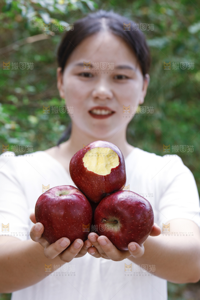 女孩手里拿着天水花牛苹果