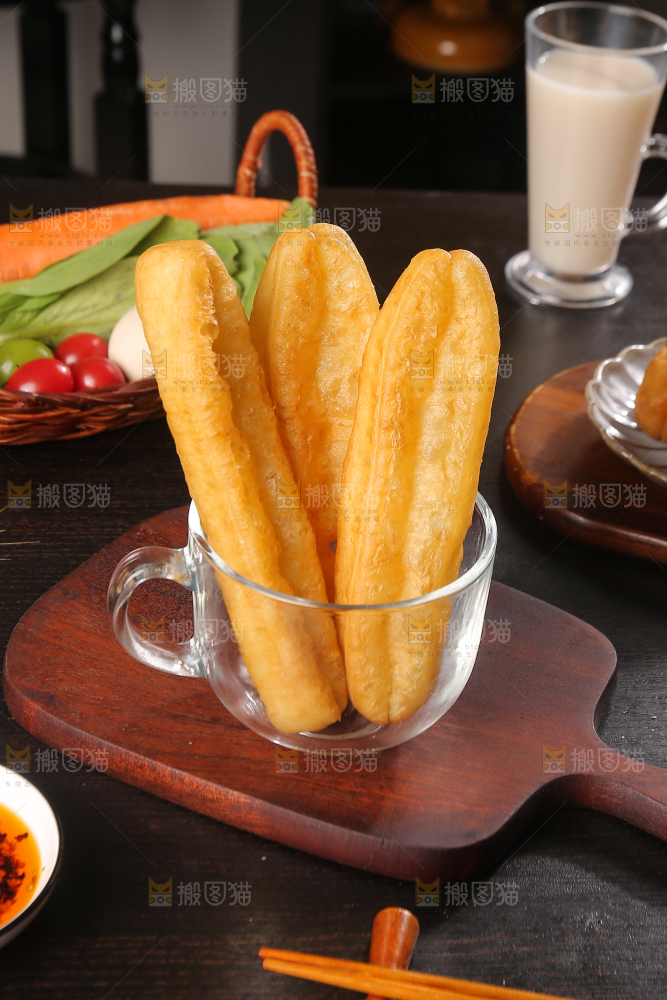 玻璃杯里的现炸油条