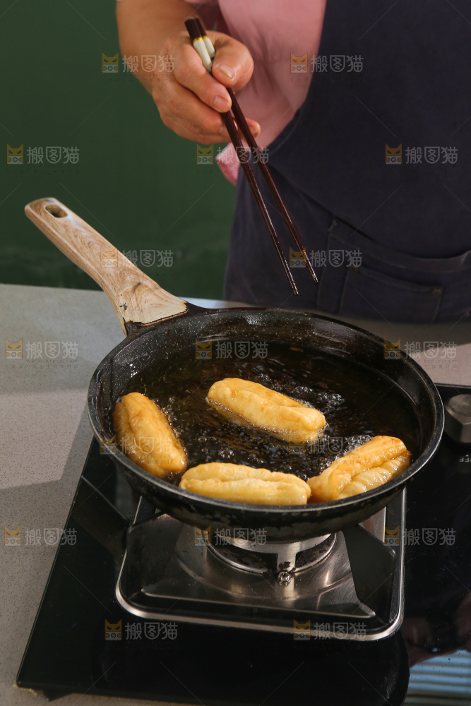 油锅里正在炸着油条