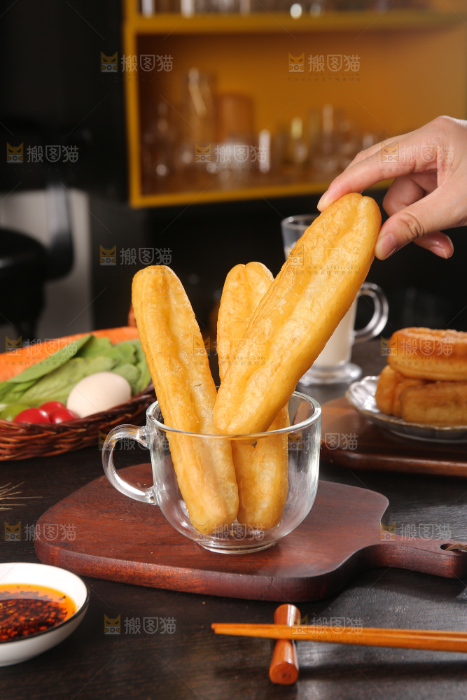 手里拿着香酥油条