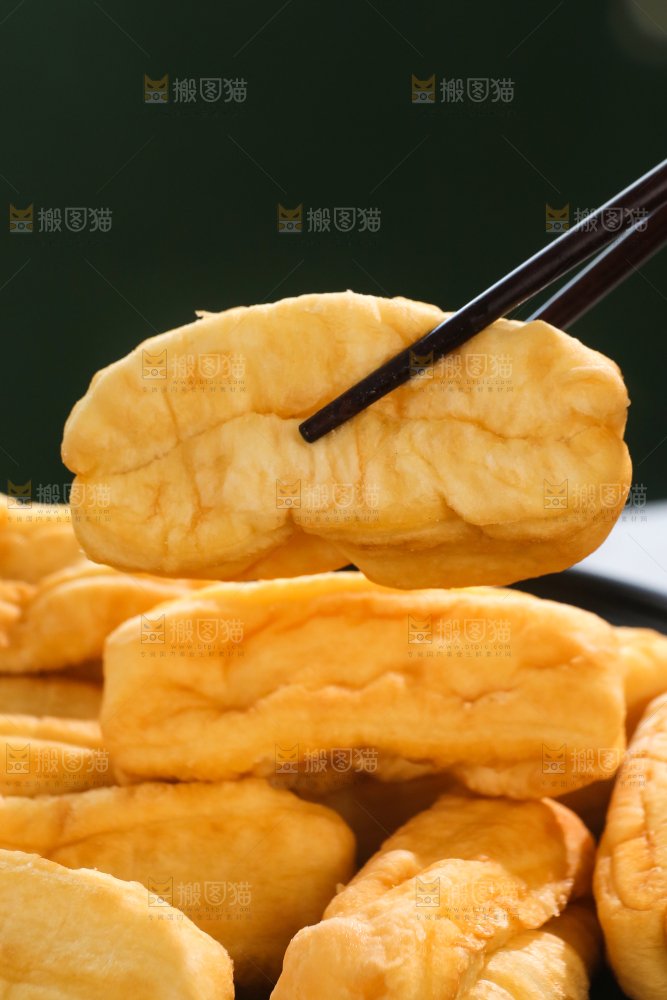 筷子上夹着小油条