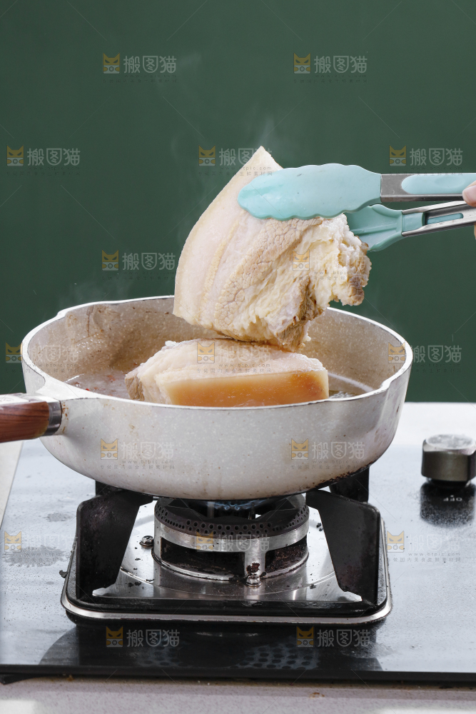 夹子上夹着五花肉