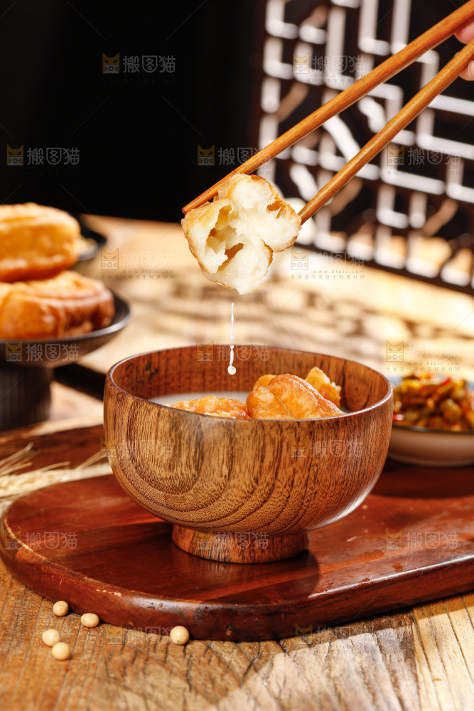 筷子夹着油条蘸豆浆