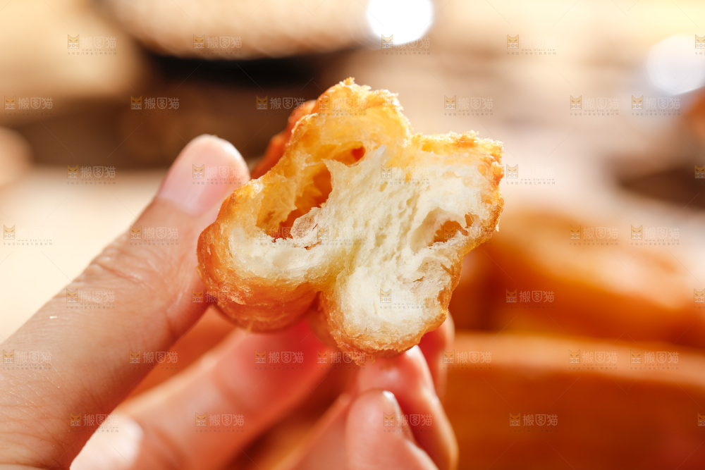 手里拿着香酥炸油条